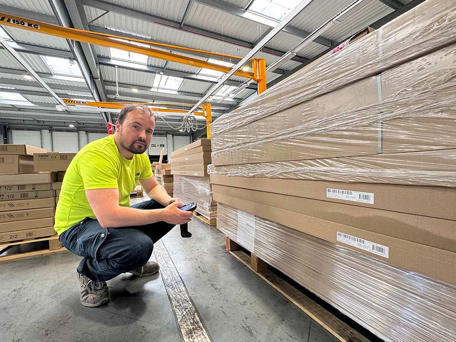 Collaborateur Routiers Bretons dans l’entrepôt cross-dock