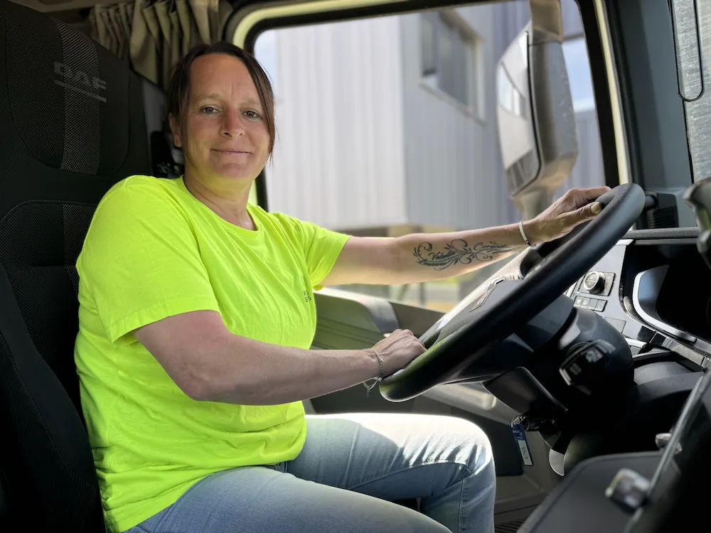 Une conductrice Routiers Bretons au volant de son camion